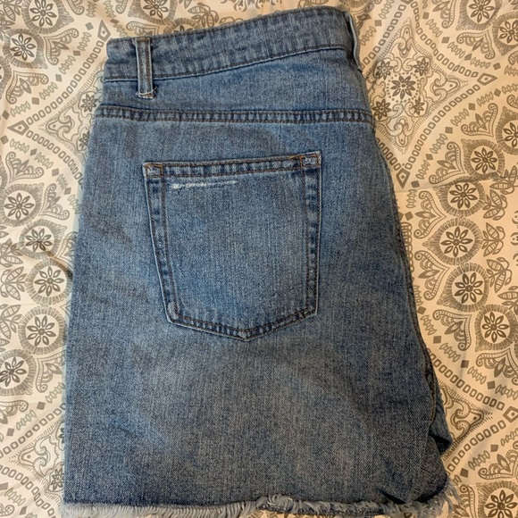 Ladies ripped shorts - Picture 2 of 5